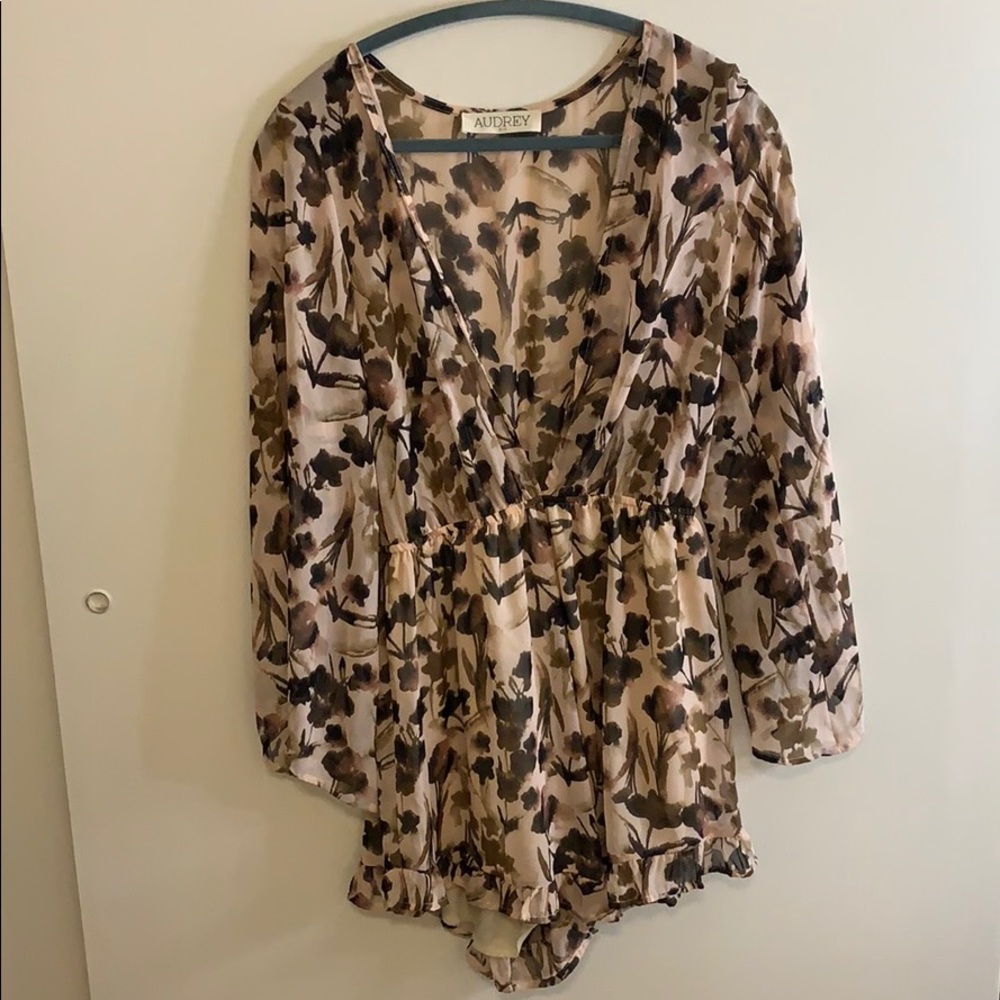 Super cute romper.